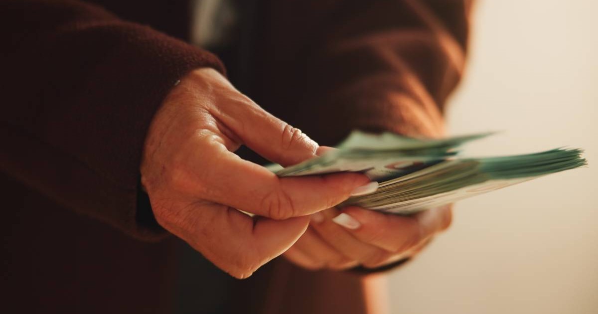 Mâinile, banii și numărătoarea în funcție pentru corupție, plată și crimă pentru spălare de bani înșelătorie la companie corporativă. Persoană, îngrijorare și fraudă cu mită, profit ilegal și afacere secretă la agenție