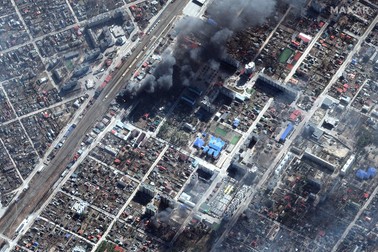 O imagine din satelit arată distrugerile asupra clădirilor din Irpin, dintre care unele încă mai ard în urma bombardamentelor rusești, 21 martie 2022. Foto: EPA