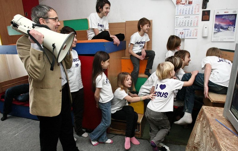 EXCLUSIV | ”Trupă, adunarea!” Uite cum se ”calmează” o familie cu 12 copii!