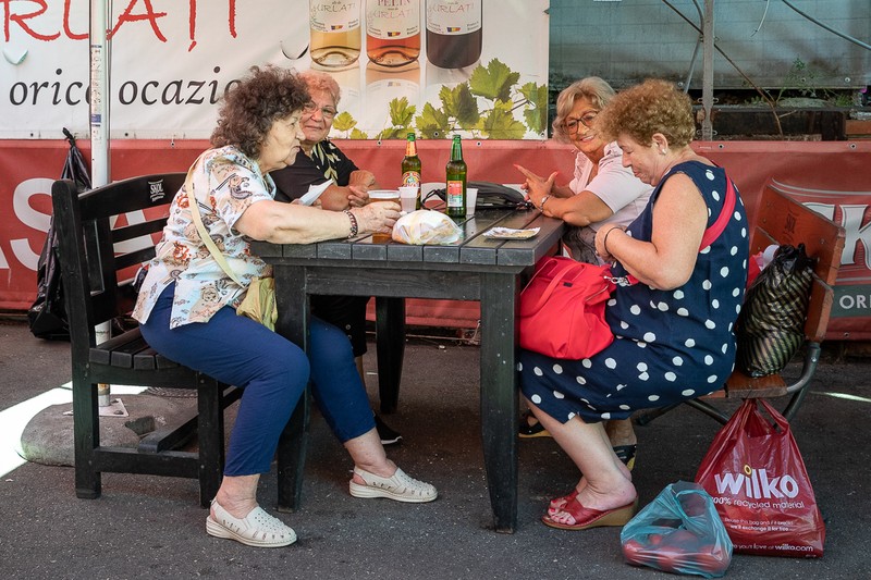 Doamna Maria, împreună cu prietenele