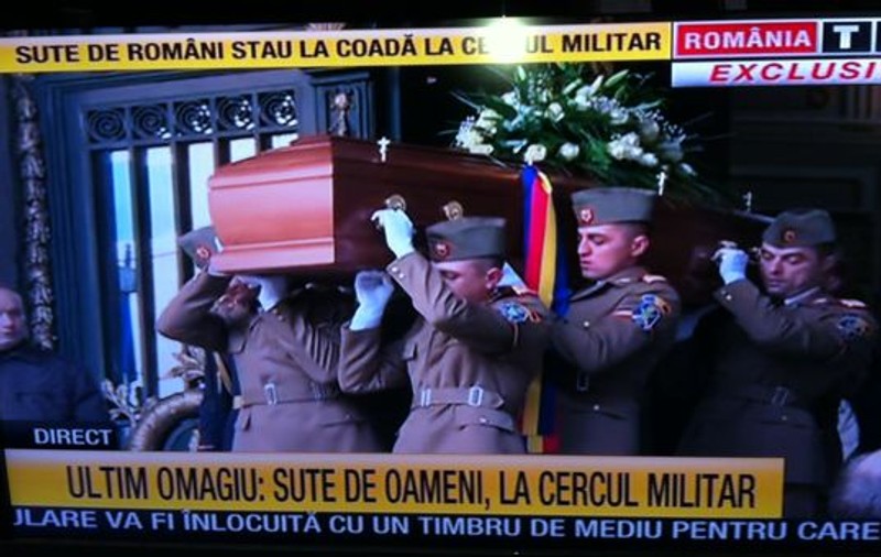 Sicriul lui Sergiu Nicolaescu a fost scos de la Cercul Militar. Lumea a scandat: "Ruşine!" | FOTO