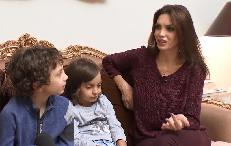 Cristina Spătar umblă goală prin casă. Cine a dat-o de gol. “Mai merg din când în când“