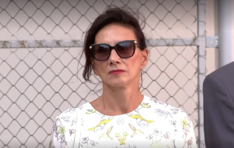 Cât costă rochia purtată de Carmen Iohannis în prima zi de școală. Nici acum nu a ales un designer român, ci unul american