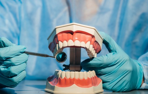 O dentistă este acuzată de 682 de infracțiuni și riscă 8 ani de închisoare, în Polonia: „A tratat dinți care nu existau”