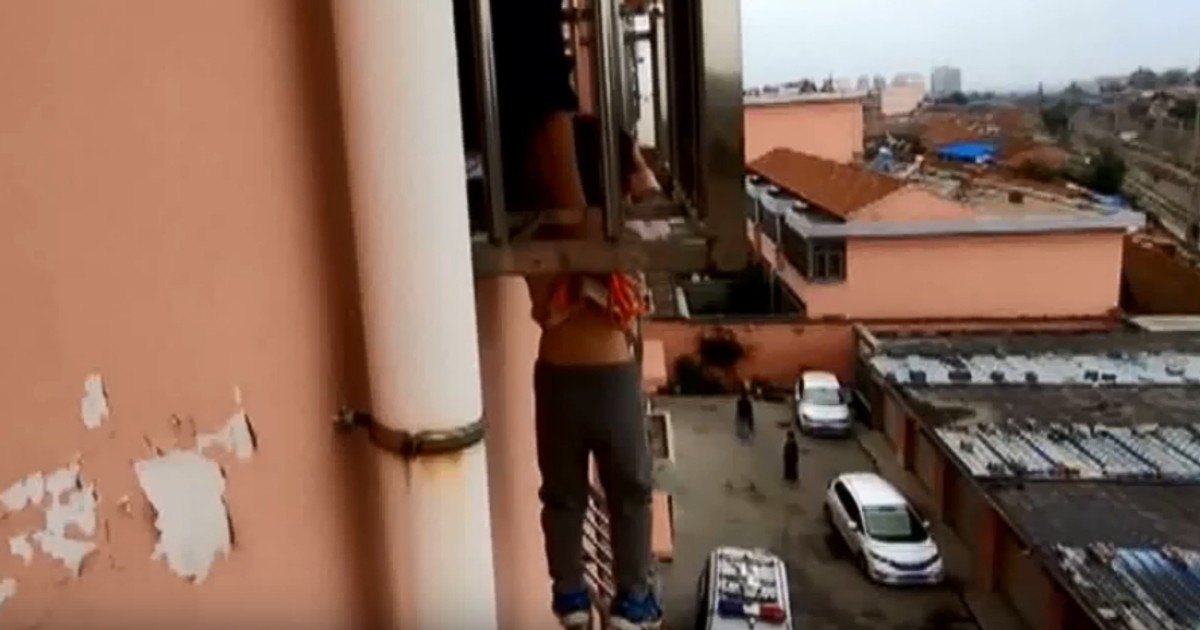 Un copil de 4 ani a fost salvat în ultimul moment după ce era să cadă prin grilajul de la geam!