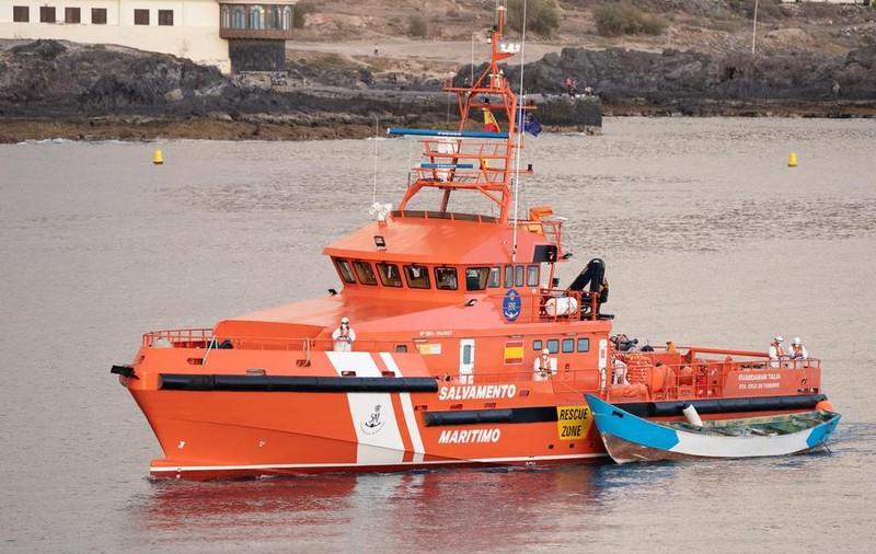 O barcă în care se aflau cadavrele a 24 de migranți, găsită în apropierea insulei Tenerife