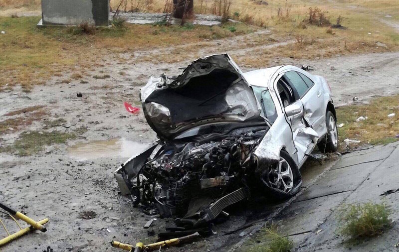 A făcut mașina zob, dar a scăpat cu viață! Imaginea celui mai spectaculos accident din Vrancea