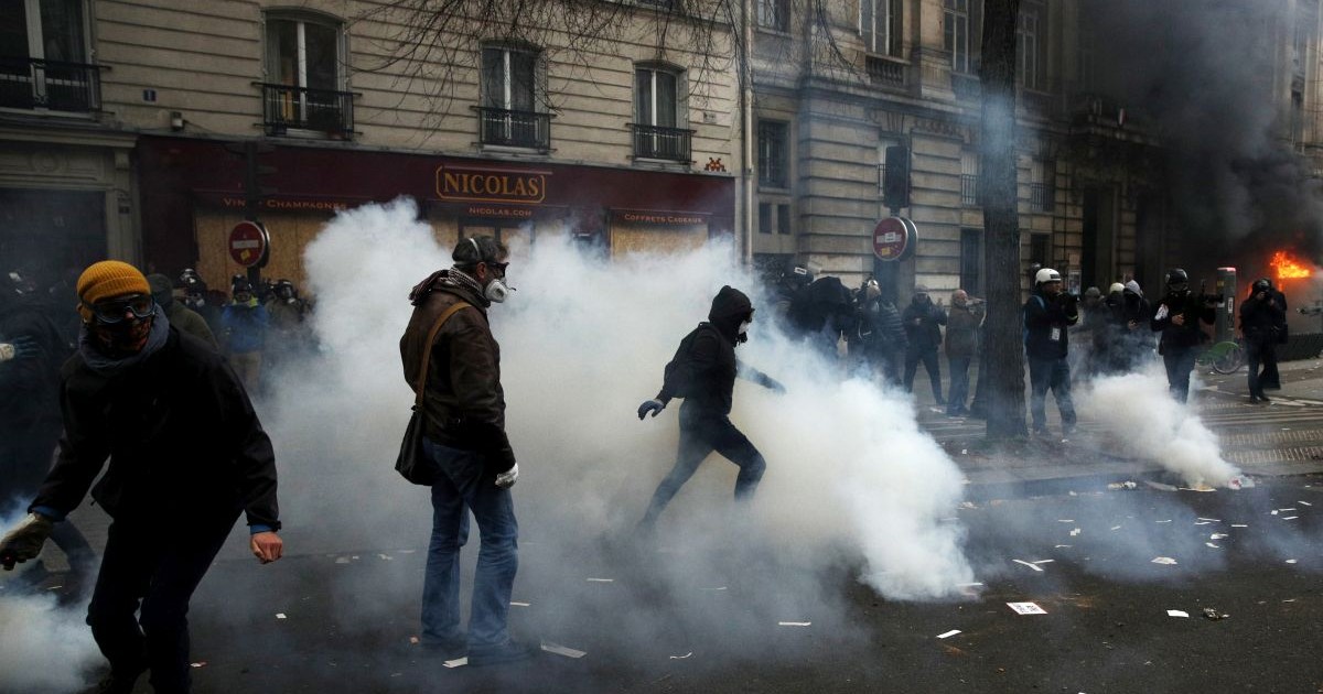 Ciocniri între protestatari și forțele de ordine la Paris FOTO: EPA