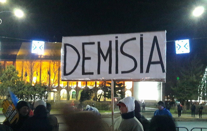Românii, pesimiști la sfârșitul anului 2017: Lucrurile în România merg într-o direcție greșită, iar în anul 2018 se va trăi mai prost