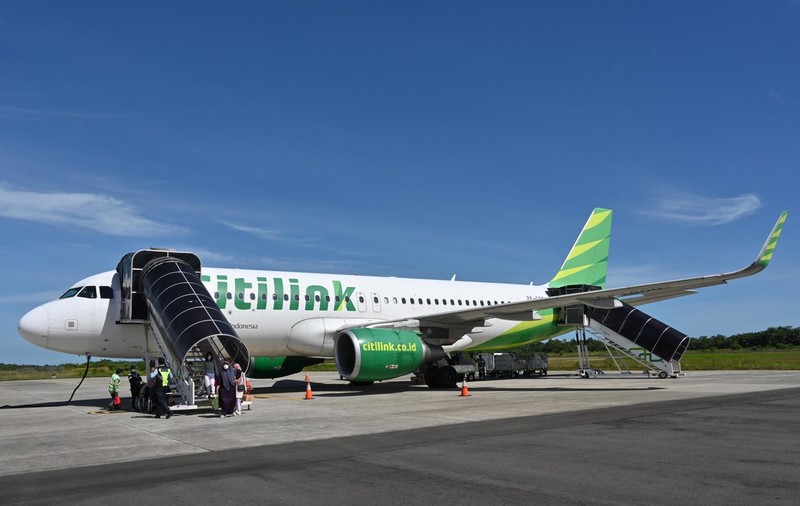 Un bărbat cu COVID s-a deghizat în soția lui ca să poată zbura cu avionul. Cum a fost descoperit