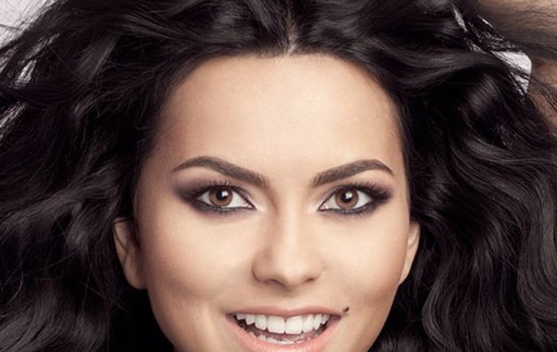 ÎŢI VINE să te FRECI la OCHI ca să îţi dai SEAMA cine E! SEAMĂNĂ PERFECT cu INNA! | FOTO