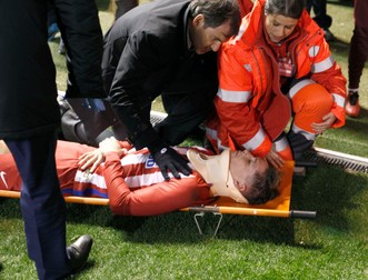 epa05825871 Atletico Madrid' s striker Fernando Torres gets medical assistance during the Spanish Primera Division soccer match against Deportiv Coruna played at the Riazor stadium in La Coruna, Galicia, Spain, on 02 March 2017. EPA/CABALAR