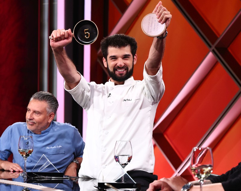 „Chefi la cuțite”, 1 decembrie 2025. Andrei Helju a primit cuțitul de aur de la chef Alexandru Sautner