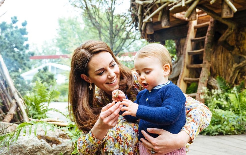 Kate Middleton, fotografii adorabile de familie în grădina pe care a decorat-o. Cum s-a distrat în natură Ducesa de Cambridge, alături de Prințul William și de cei trei copii / FOTO&VIDEO