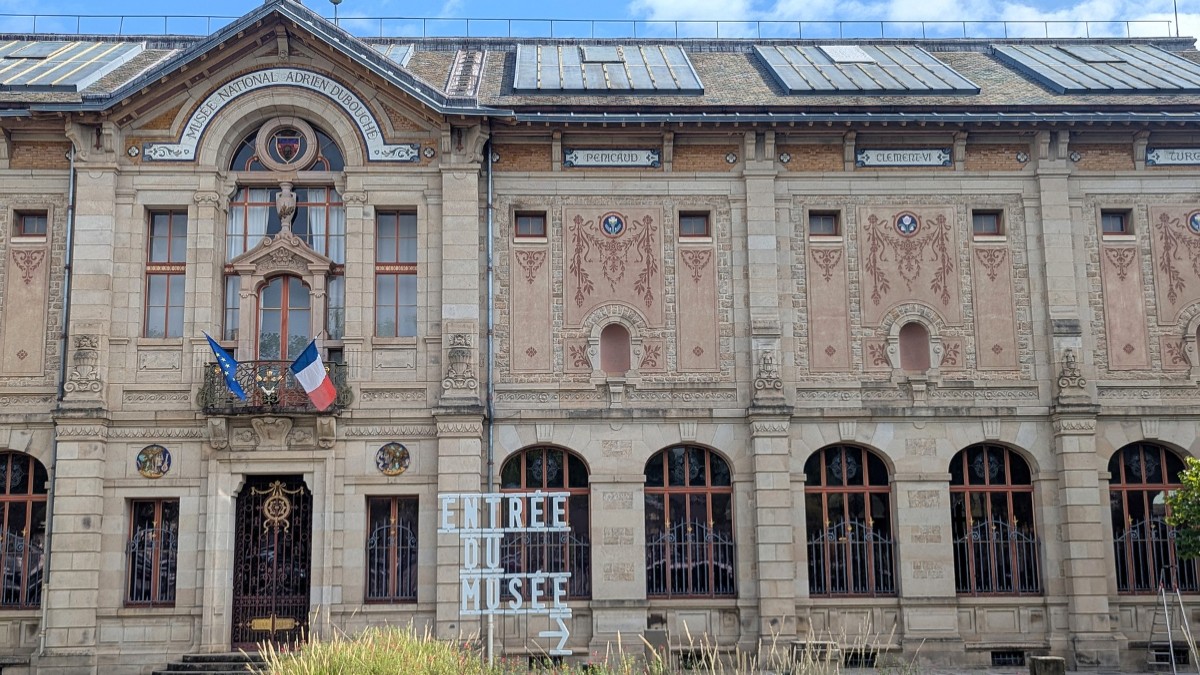 Fațada muzeului Național Adrien Dubouche, care a fost jefuit peste noapte, în Limoges, centrul Franței, pe 4 septembrie 2025.