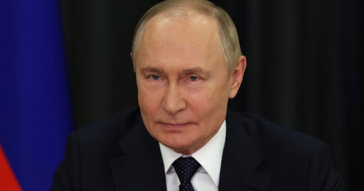 Prim plan Vladimir Putin, zambind usor
