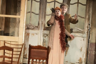„Scaunele” lui Eugene Ionesco, cu Oana Pellea. Foto: Bohumil KOSTOHRYZ