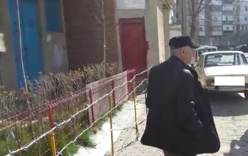 Enervat de cei care îşi fac nevoile sub geamul său, un buzoian le-a pus sârmă ghimpată în drum! VIDEO