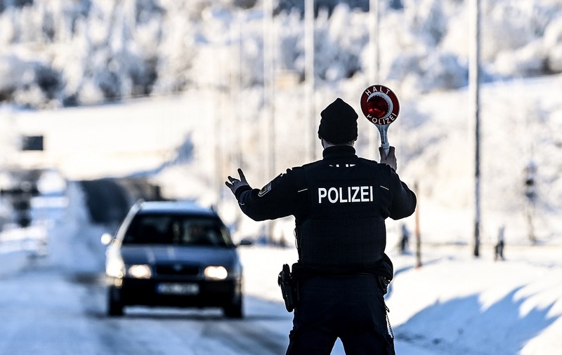 Român prins cu un „stoc de prezervative care depășea cantitatea normală pentru o familie”, după ce a depășit cu viteză mașina poliției, care s-a luat după el, în Germania