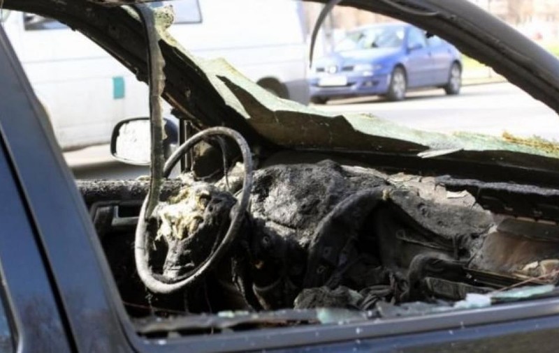 Un bărbat a fost reținut pentru 24 de ore fiindcă a incendiat o mașină parcată într-o curte!