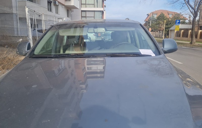 Mașini vandalizate într-un cartier de lux din Constanța. Mesaje ecologiste lăsate în parbrize