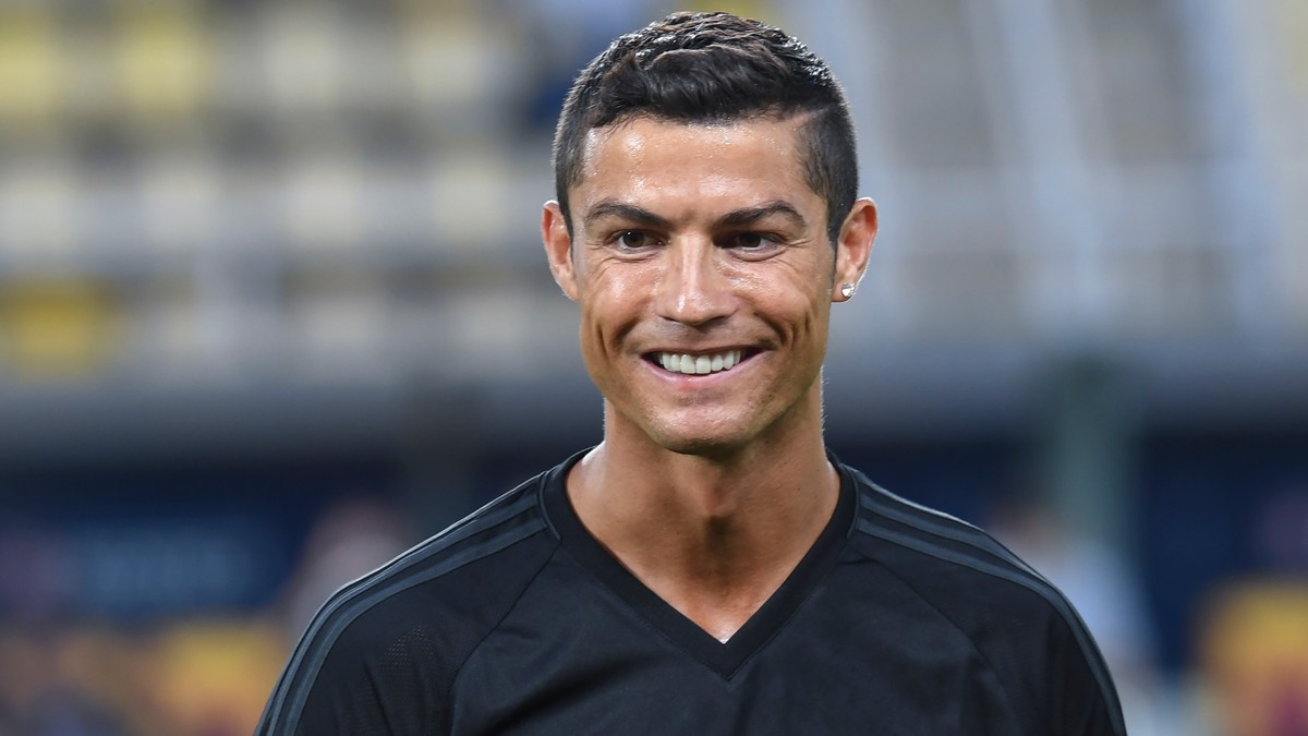 Cristiano Ronaldo, atacantul lui Real Madrid, zâmbind în timpul unei ședințe de încălzire. (FOTO: EPA)
