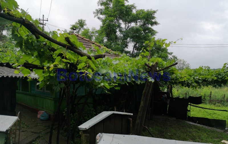 O bătrână din Botoșani a murit după ce tavanul casei s-a prăbușit peste ea. Acoperișul a cedat din cauza ploilor torențiale