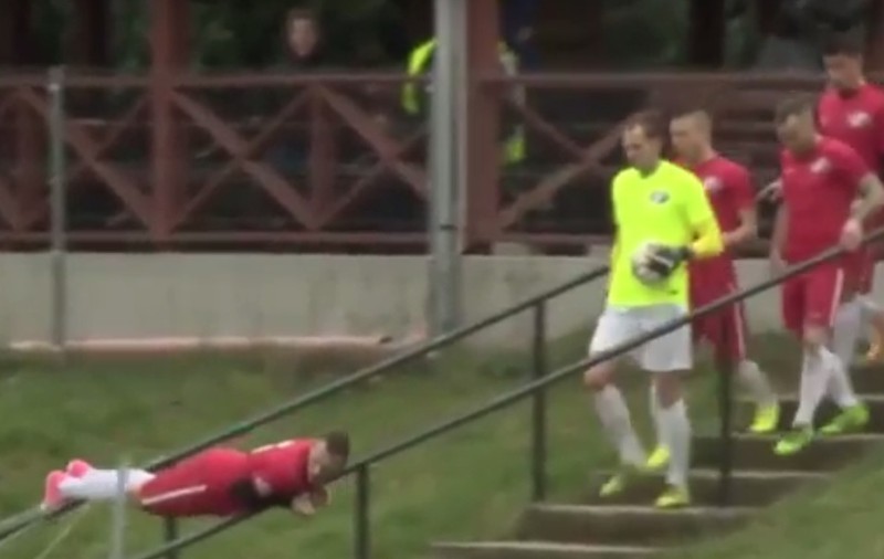 Un fotbalist din Ungaria a găsit o cale ciudată de a intra pe teren. La echipa lui joacă doi români | VIDEO
