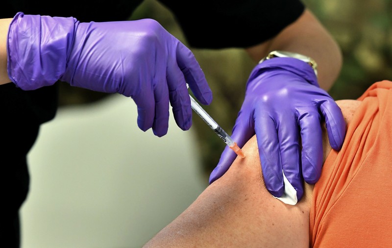 „Pot să fac rapelul cu un alt vaccin, dacă am avut o reacție adversă după prima doză?”. Răspunsul autorităților