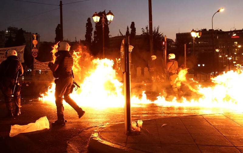 Grecii au ieșit în stradă: Manifestanții au aruncat cu cocteiluri Molotov în timpul dezbaterilor parlamentare | FOTO