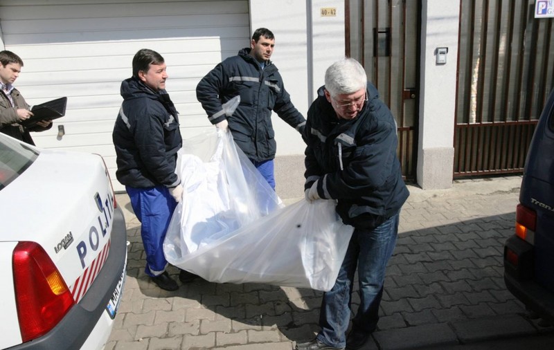Polițiștii au stat o oră lângă femeia moartă în stradă, în Vâlcea. Cadavrul nu a fost ridicat de IML din cauza distanței prea mari