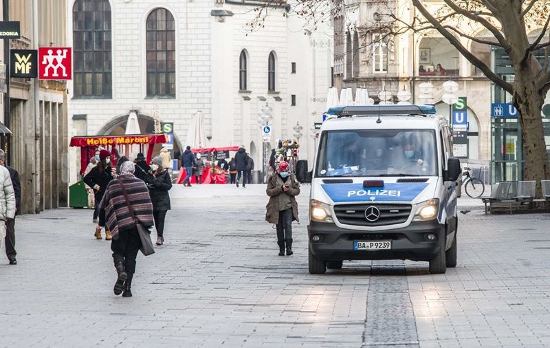 Un român a aruncat din mașină trupul neînsuflețit al unei femei pe treptele unei instituții publice din Austria