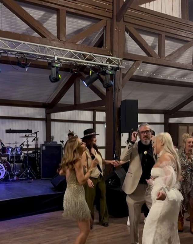 Cum a apărut Anamaria Ferentz la nunta fratelui său. Iubitul american a însoțit-o și a asistat la show