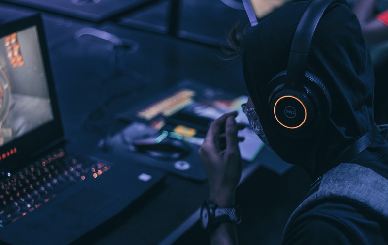 Un tânăr pasionat de jocuri online, condamnat la un an de închisoare cu suspendare, pentru evaziune fiscală. A câștigat peste 160.000 de euro din gaming
