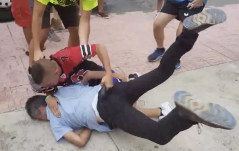 VIDEO | Incident șocant în Ibiza: Bătaie între un șofer de autobuz și un cuplu