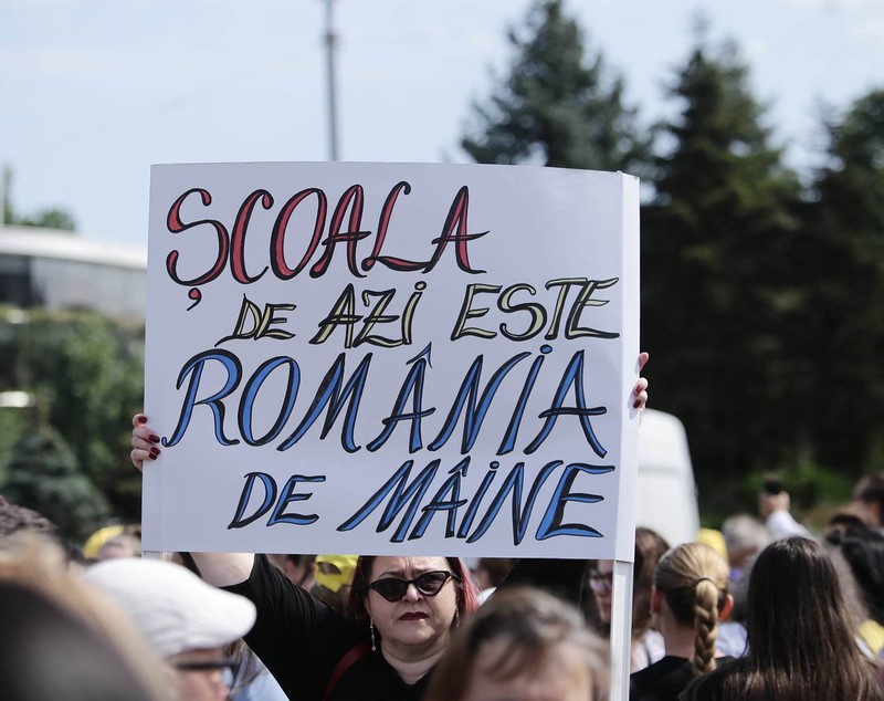 „Nu se poate România educată, cu salarii de altădată”. Mii de cadre didactice au protestat în stradă, în a patra zi de grevă