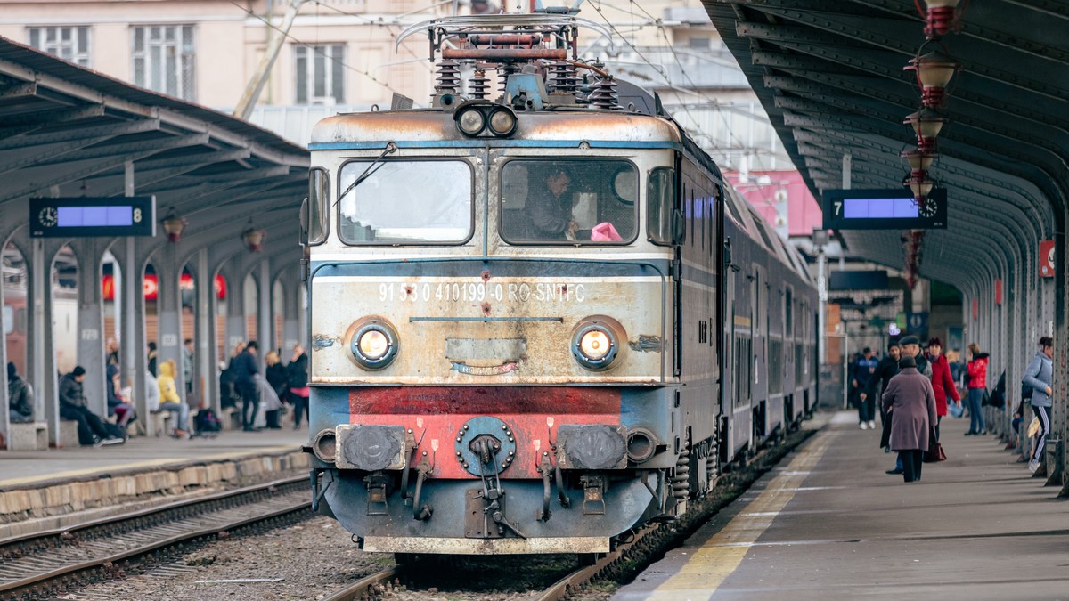 Un tren pe șine în Gara de Nord din București, unde este o pană de curent