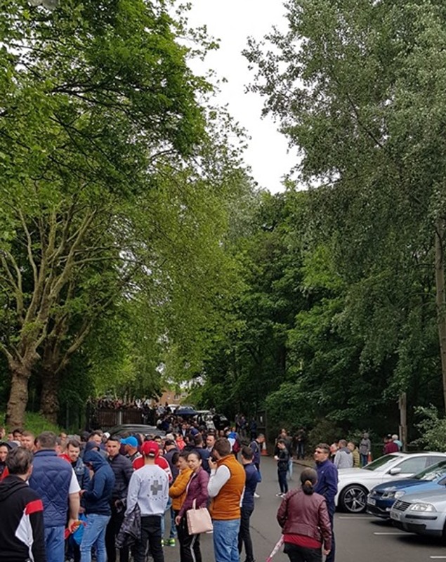 FOTO, VIDEO | Imagini incredibile la Londra: coadă interminabilă la secția de votare din cartierul botezat „Little Romania”! Mobilizare exemplară a diasporei și în Germania, Italia, Olanda și Belgia