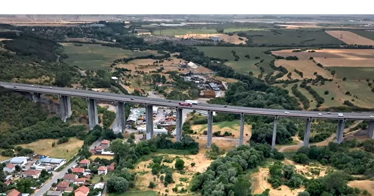 Autostrada Hemus, suspendata, trece peste orase , prin zone de campie si pădure, sa vad dealuri