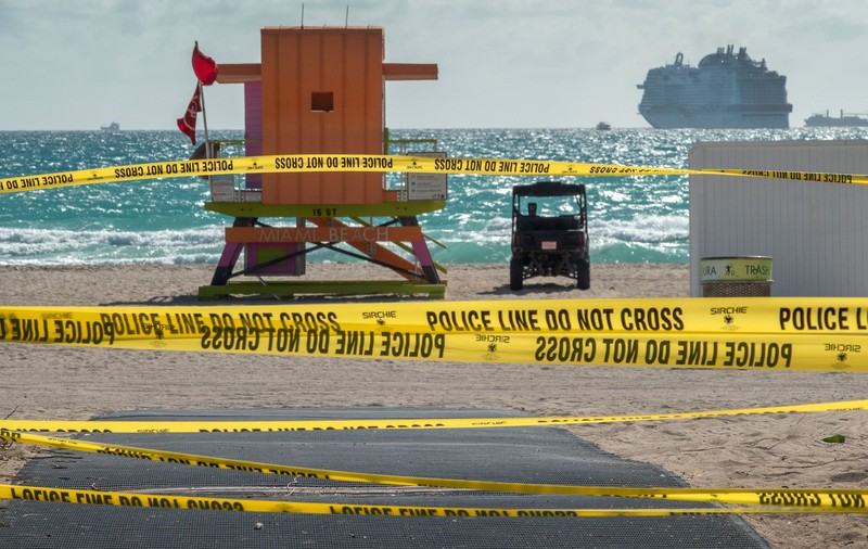 Cu 24.000 de cazuri de COVID și peste 700 de decese, Florida își deschide plajele. Decizie controversată în plină pandemie