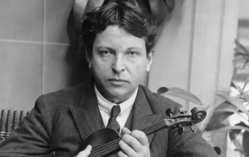 În Iași, cele patru viori ale lui George Enescu se reunesc pe aceeași scenă, într-un turneu național