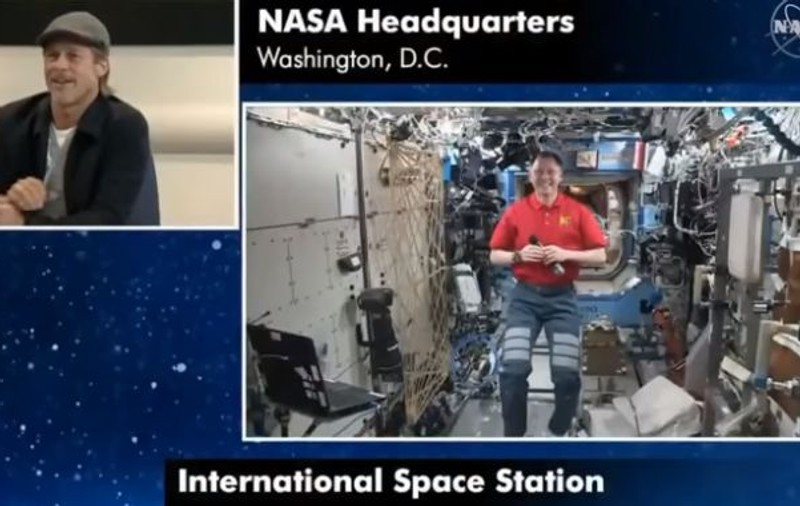 Brad Pitt a vorbit în direct cu un astronaut american aflat la bordul Staţiei Spaţiale Internaţionale