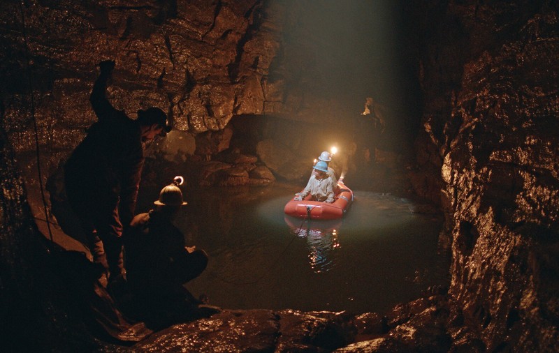 „Grota”, un film despre o peșteră adâncă de 700 de metri, ne îndeamnă să ne uităm în interiorul nostru
