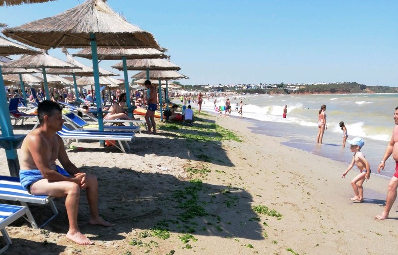 Românii s-au înghesuit, în ciuda pandemiei, pe litoral