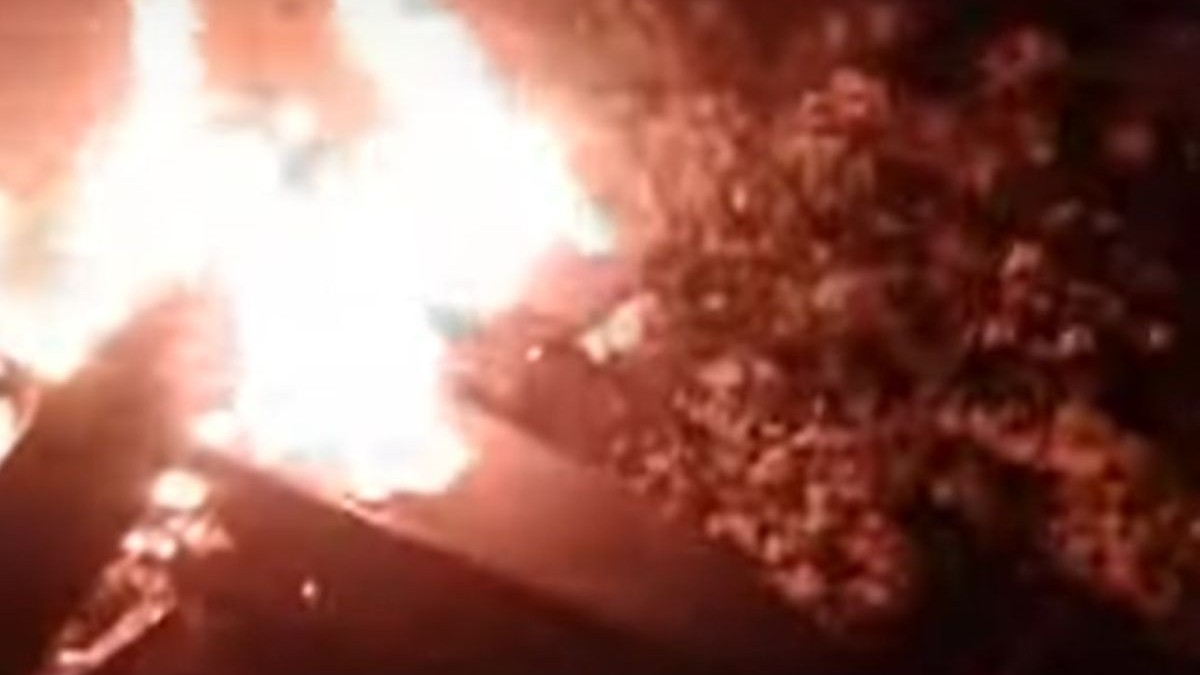 Dronă rusă în flăcări, după ce a fost doborâtă de soldații ucraineni