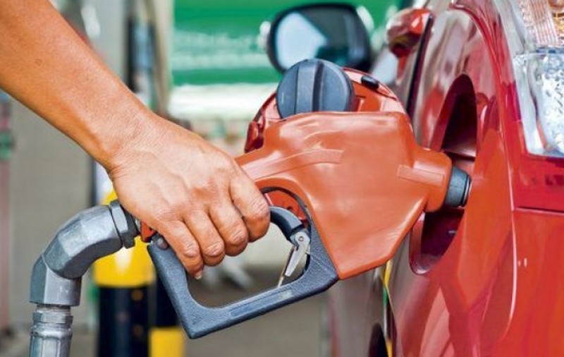Benzina și motorina s-ar putea ieftini. Guvernul discută eliminarea supraaccizei la carburanți