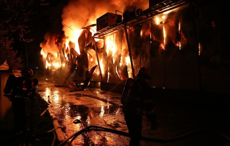 Incendiu în comuna Berceni, Ilfov. O casă a ars în întregime, după ce chiriașul a uitat mâncarea pe foc