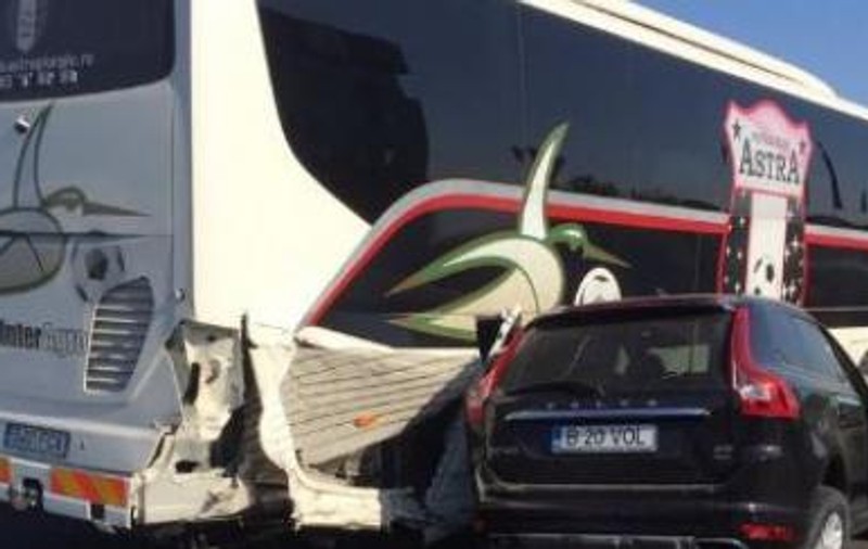 Autocarul liderului Astra, implicat într-un accident rutier