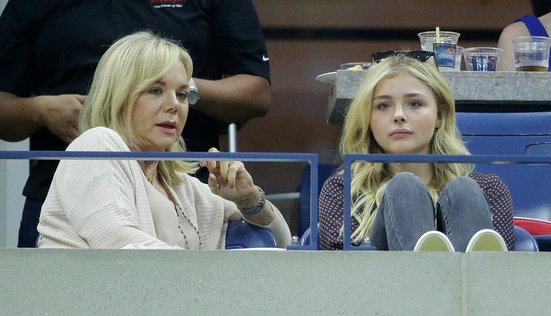 epa04915952 US actress Chloe Moretz (R) watches as Shelby Rogers of the US plays Simona Halep of Romania during their match on the sixth day of the 2015 US Open Tennis Championship at the USTA National Tennis Center in Flushing Meadows, New York, USA, 05 September 2015. The US Open runs through 13 September, which is a return to a 14-day schedule. EPA/RAY STUBBLEBINE