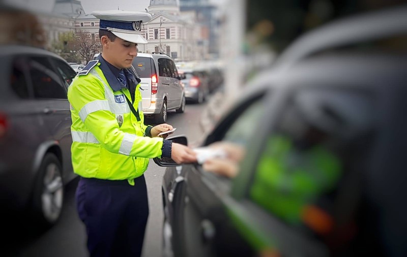 A dat vina pe soție după ce a fost tras pe dreapta pentru că vorbea la telefon: „Puteți să scrieți asta în procesul verbal?”